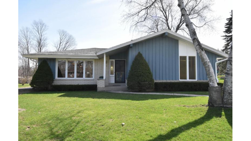 3172 S El Dorado Dr New Berlin, WI 53151 by RE/MAX Realty Pros~Milwaukee $325,000