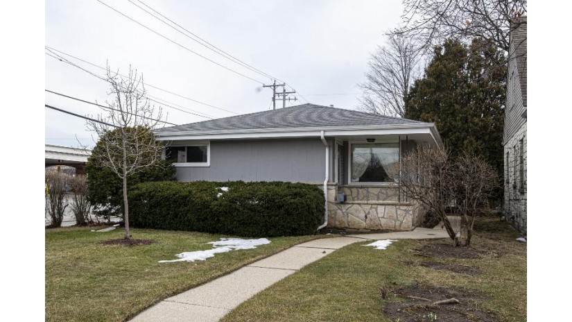 5578 N Navajo Ave Glendale, WI 53217 by First Weber Inc - Delafield $274,500