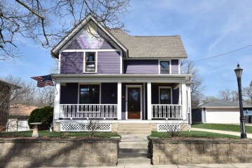 401 Randall St, Waukesha, WI 53188-3525