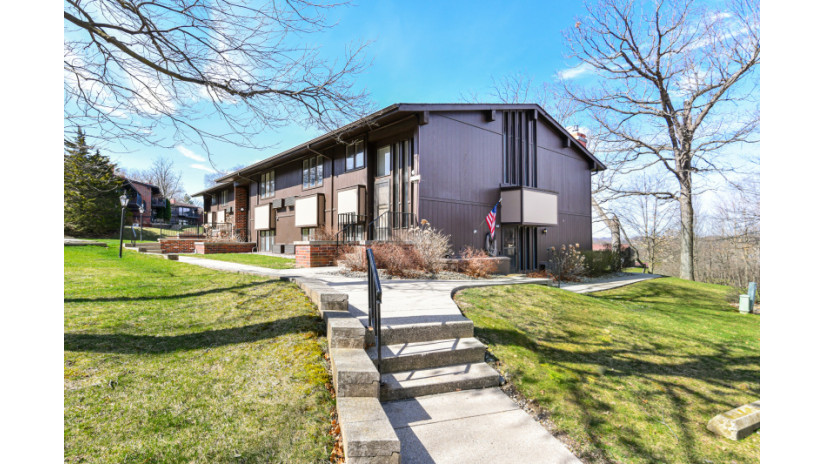 83 Red Chimney Rd 83-01 Geneva, WI 53147 by Shorewest Realtors $269,000