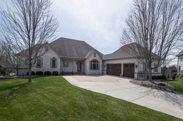 579 Southern Oak Cir, Hartland, WI 53029-8005