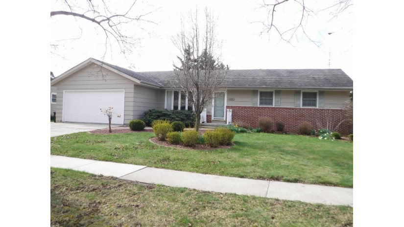 1436 Lee Cir Manitowoc, WI 54220 by Coldwell Banker Real Estate Group~Manitowoc - 920-769-1600 $250,000