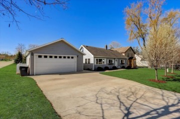 830 Wells St, Delafield, WI 53018-1854