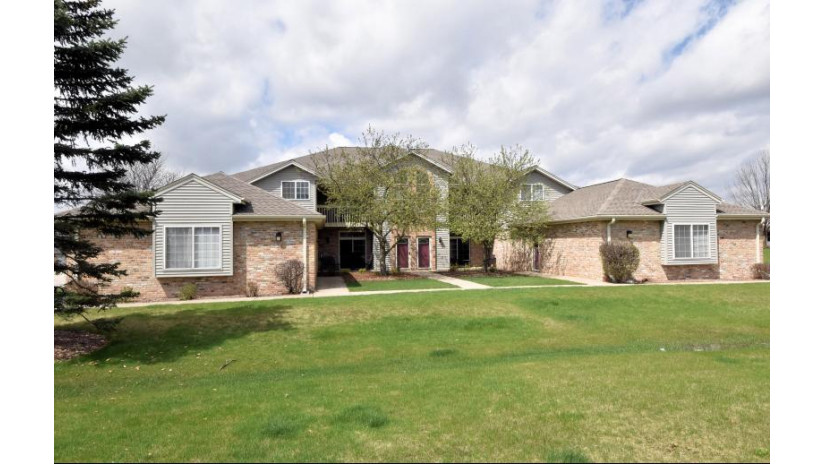 210 W Oak Leaf Dr 6 Oak Creek, WI 53154 by RE/MAX Market Place - 414-303-6761 $229,900