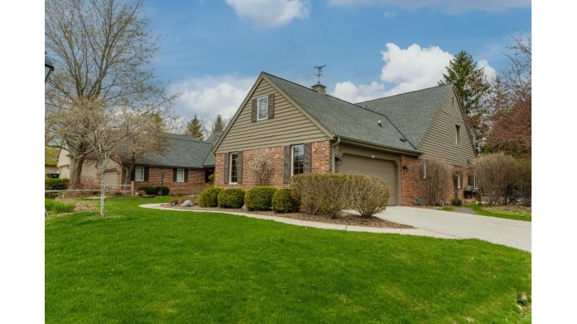 2630 W Lake Isle Dr Mequon, WI 53092 by First Weber Inc -NPW $535,000
