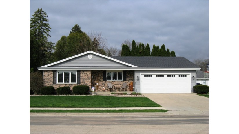 120 S 7th St Oostburg, WI 53070 by Shorewest Realtors $324,900