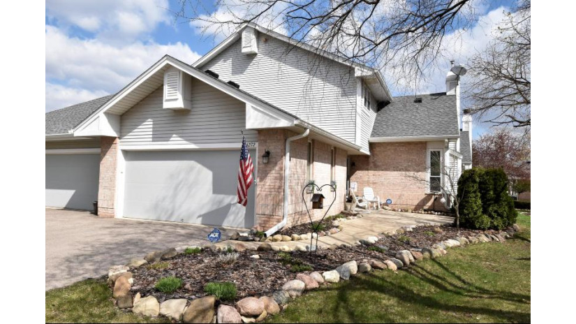 14272 W Waterford Square Dr New Berlin, WI 53151 by Coldwell Banker HomeSale Realty - New Berlin $314,900