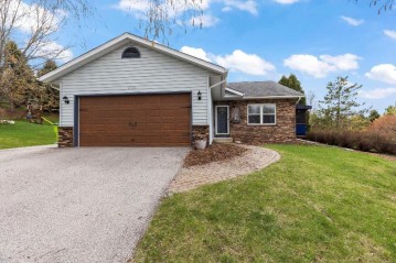 913 Manchester Ct, Hartland, WI 53029