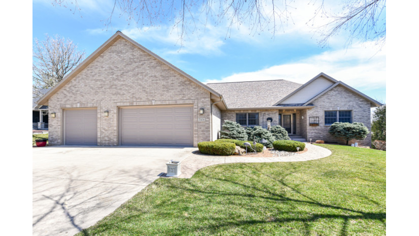 7401 Pine Ridge Dr Burlington, WI 53105 by Shorewest Realtors $599,900