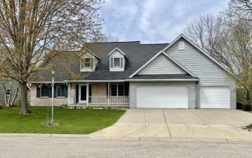 616 Sweetbriar Ln, Watertown, WI 53098