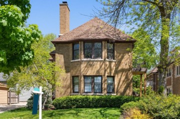 2514 E Marion St UPPER, Shorewood, WI 53211