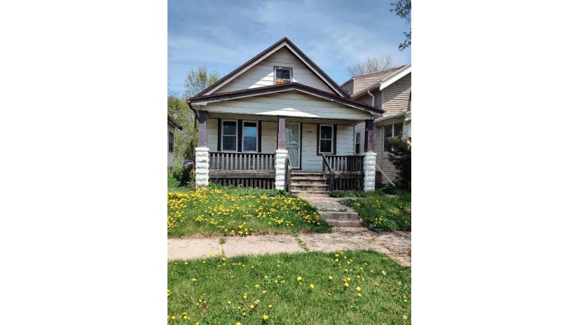 3206 W Fairmount Ave Milwaukee, WI 53209 by Keller Williams North Shore West $40,000