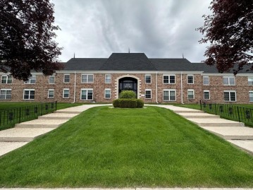 2101 Chateau Ct 111B, Grafton, WI 53024-2577