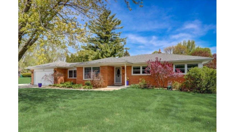 W158N5814 Elmway Dr Menomonee Falls, WI 53051 by First Weber Inc - Delafield $374,900