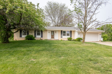 W246S7110 Wildwood Ct, Vernon, WI 53189-9352