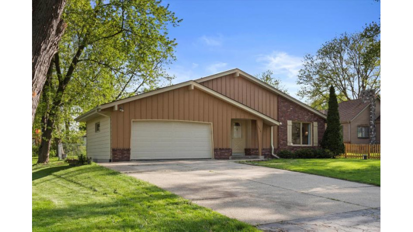 13815 W Prospect Dr New Berlin, WI 53151 by Keller Williams Realty-Milwaukee Southwest - 262-599-8980 $339,900