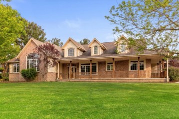 379 Sand Hill Ln, Dousman, WI 53118