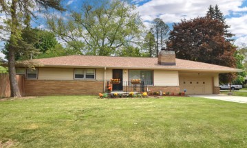 7819 N Link Pl, Milwaukee, WI 53223-4367