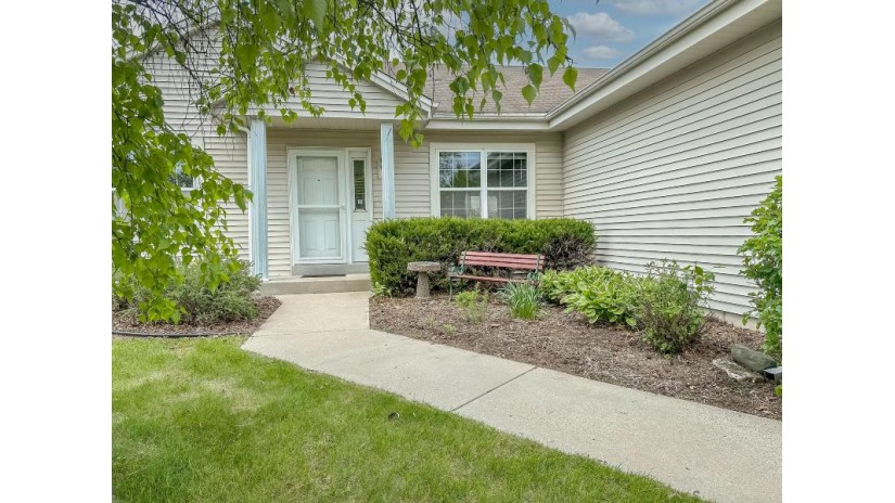 937 Chesterwood Ct Pewaukee, WI 53072 by Compass RE WI-Tosa $399,900