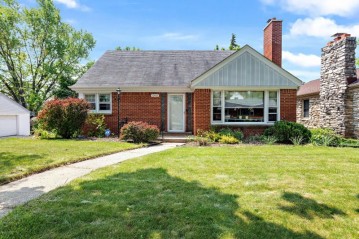 10023 W Highwood Ave, Wauwatosa, WI 53222-2401