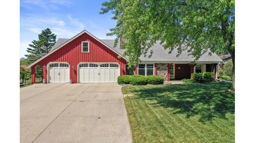 W224N2819 Stonewood Ct Pewaukee, WI 53186 by M3 Realty $525,000