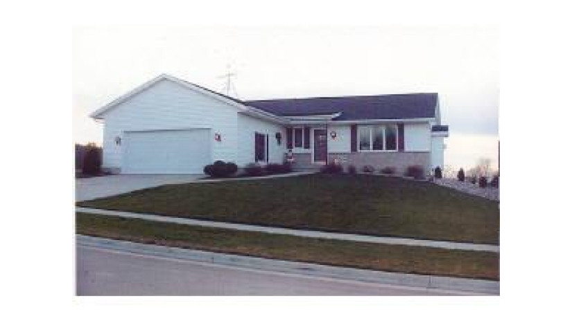 354 Oakview Circle Oakfield, WI 53065 by Hometown Realty, Inc. $167,900