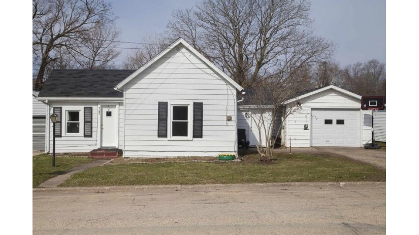 325 N Grand St Livingston, WI 53554 by First Weber Inc - HomeInfo@firstweber.com $154,900