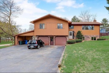 905 Pine Dr, Wisconsin Dells, WI 53965