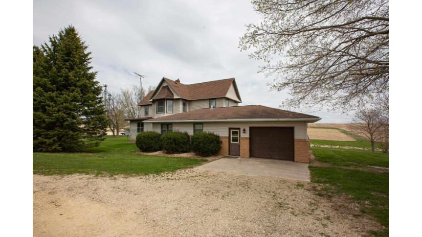 8124 Stage Rd South Lancaster, WI 53813 by Lori Droessler Real Estate, Inc. - Pref: 608-732-5466 $269,000