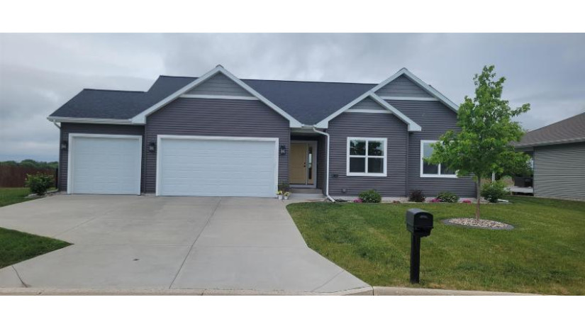 369 Buena Vista Drive Arlington, WI 53911 by Re/Max Preferred - scott@scottelert.com $425,000