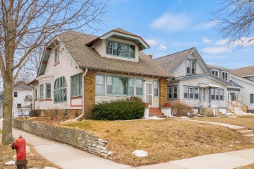 2995 S Shore Dr, Milwaukee, WI 53207-2542