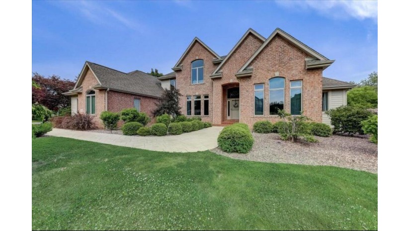 13750 N Legacy Hills Dr Mequon, WI 53097 by Powers Realty Group - suzanne@powersrealty.com $1,050,000