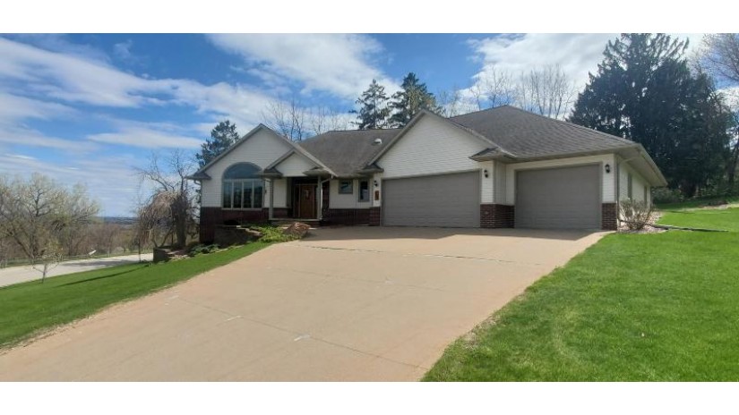 401 Hill St N La Crescent, MN 55947 by Castle Realty, LLC $649,900