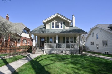 7032 Cedar St, Wauwatosa, WI 53213-3713