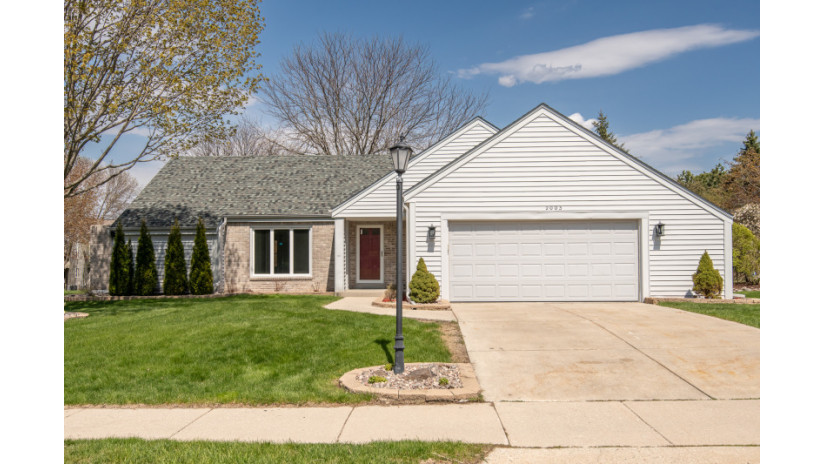 2003 Penhurst Way Waukesha, WI 53186 by Shorewest Realtors $465,300