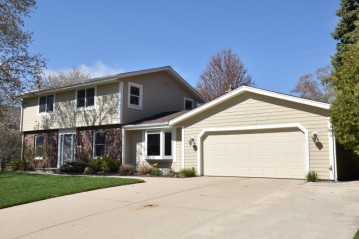 W73N739 Locust Ave, Cedarburg, WI 53012-1042