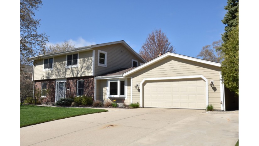 W73N739 Locust Ave Cedarburg, WI 53012 by Shorewest Realtors $525,000