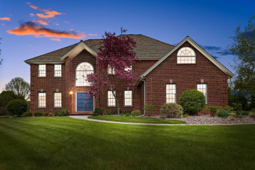 8122 W Kensington Dr, Mequon, WI 53097-3458