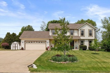 W256S4875 Wood Lilly Ln, Waukesha, WI 53189-9565