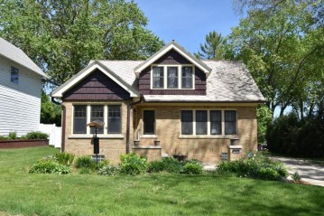 11430 N Buntrock Ave, Mequon, WI 53092-1845