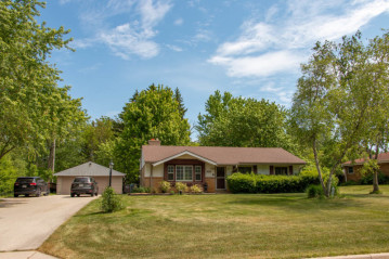 5070 S Brookdale Dr, Greenfield, WI 53228-3514