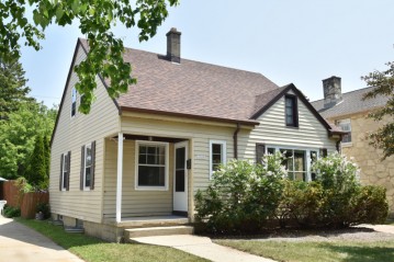 4528 N Woodruff Ave, Shorewood, WI 53211-1310