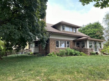 4704 W Woodlawn Ct, Milwaukee, WI 53208-3655