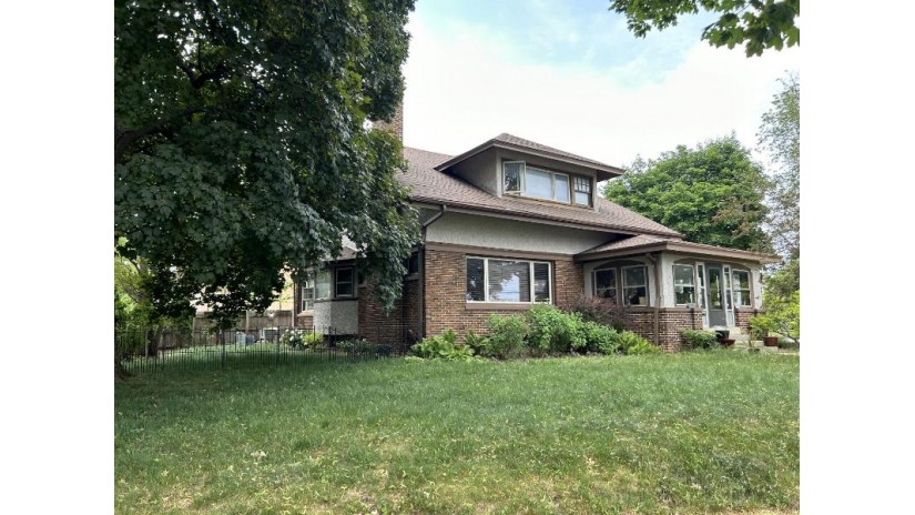 4704 W Woodlawn Ct Milwaukee, WI 53208 by First Weber Inc -NPW $375,000