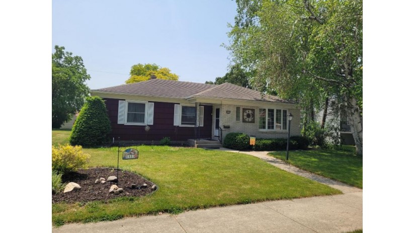 1513 Menomonee Ave South Milwaukee, WI 53172 by Coldwell Banker HomeSale Realty - New Berlin $274,900