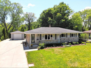 7021 Dorchester Ln, Greendale, WI 53129-2243