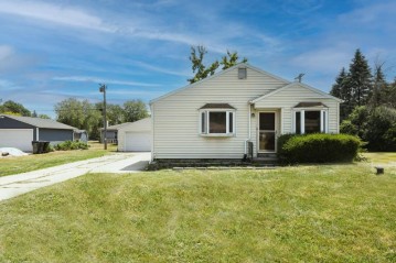 1624 S 167th St, New Berlin, WI 53151-1306