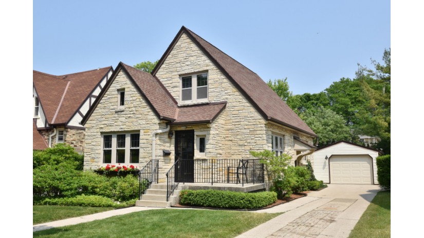 5352 N Kent Ave Whitefish Bay, WI 53217 by Shorewest Realtors $498,000