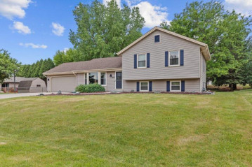 5507 Queens Way, Hartford, WI 53086-9675