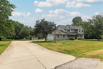 326 Mulberry Dr, Delafield, WI 53018-1069